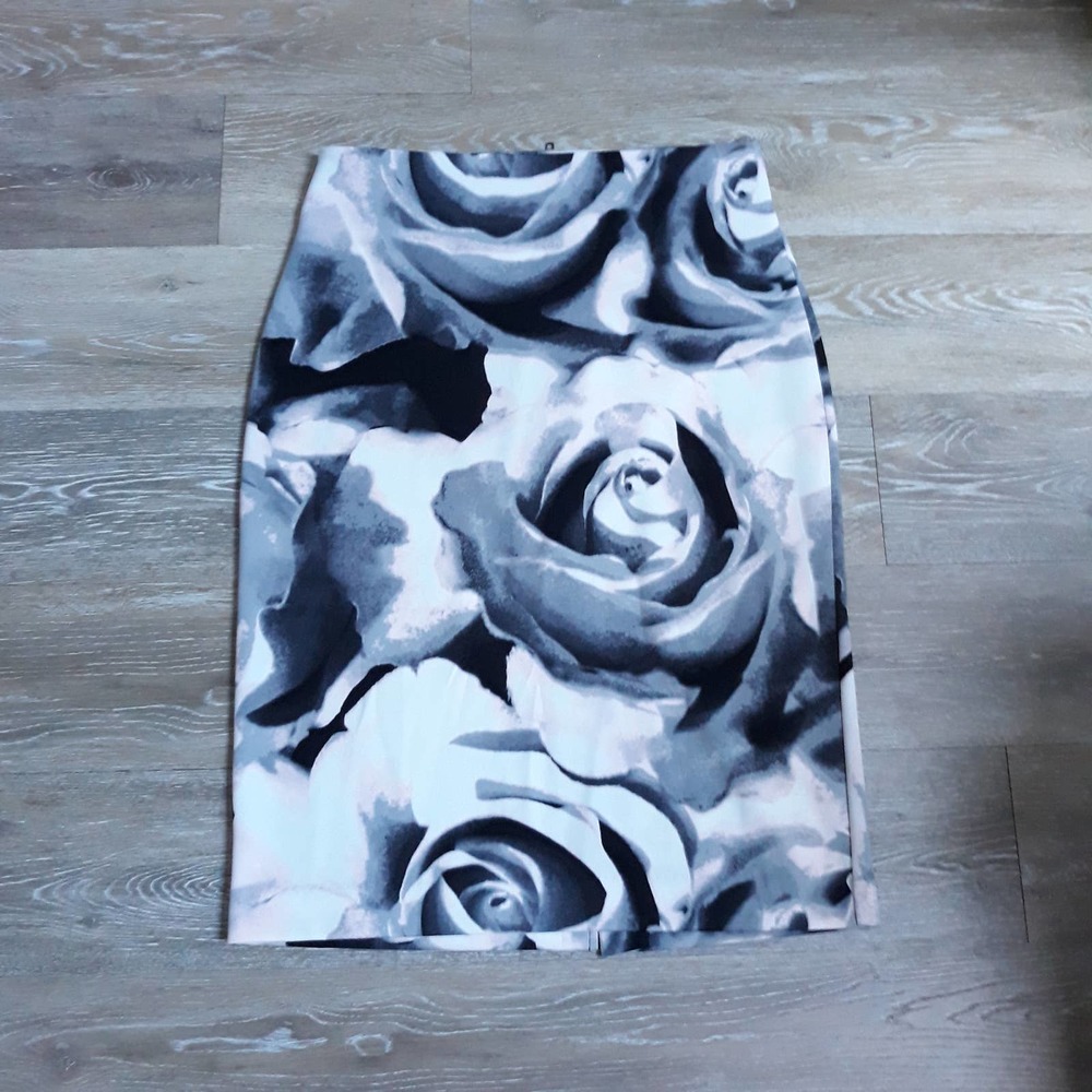 Gorgeous Rose Pattern Skirt Size 12